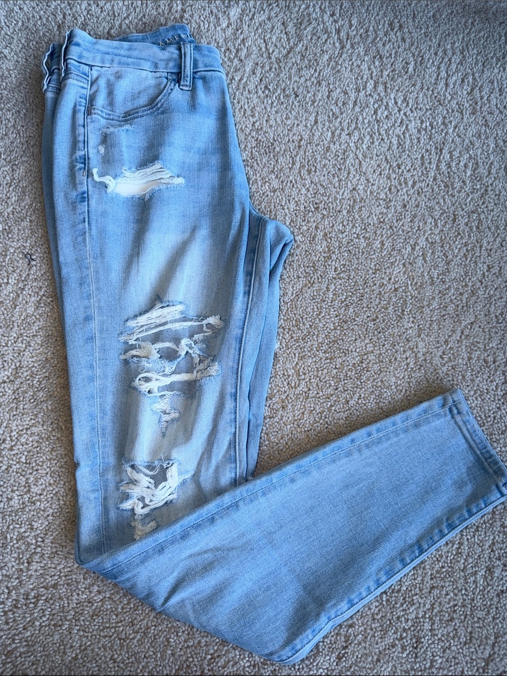 American Eagle Light Blue Distressed Women’s Jeans